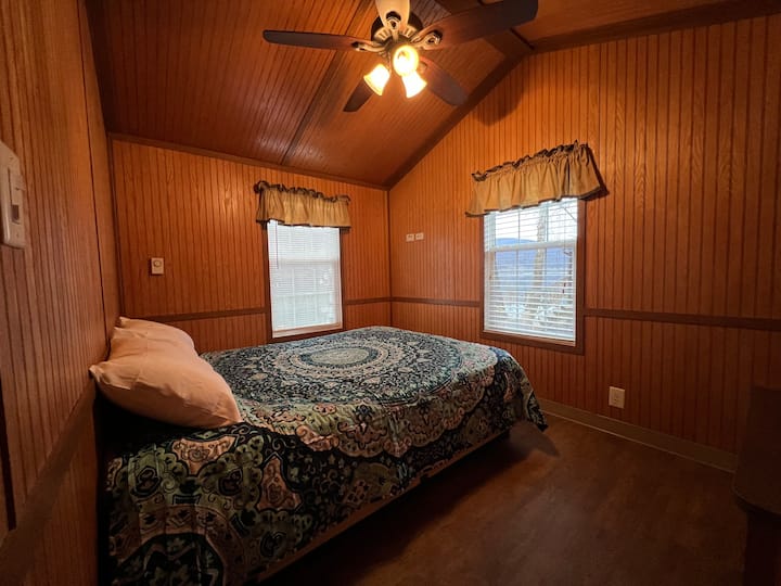 menšia manželská posteľ v súkromnej spálni. Základná bielizeň je v cene