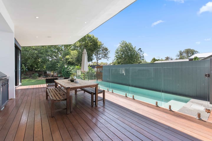 Bright Queenslander with pool & modern extension