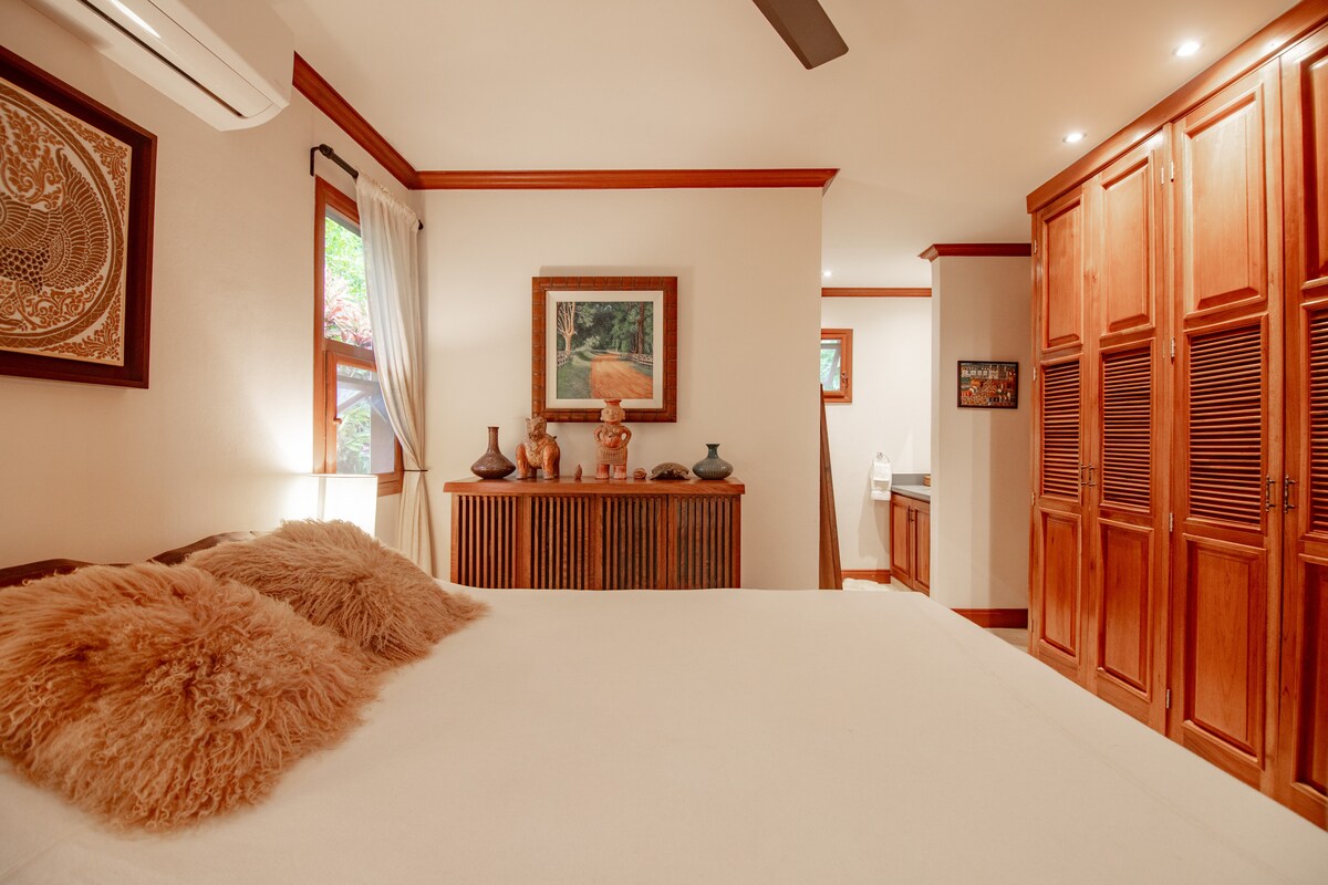 Habitación de invitados. Armarios de cedro. Piezas de arte internacional. 