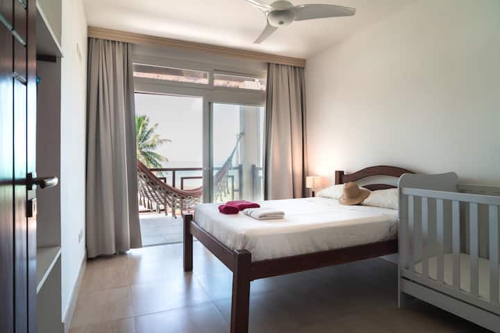 带婴儿床的双人套房 