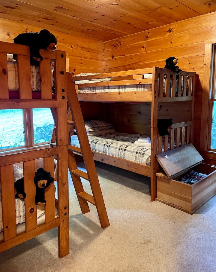 Habitación 2:
Dormitorio para niños en la planta principal con dos juegos de literas (4 camas individuales en total)