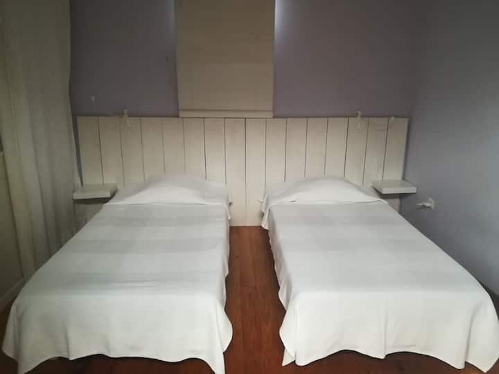 4 spavaće sobe s 2 kreveta ili 1 jednostruki krevet (180 kreveta)