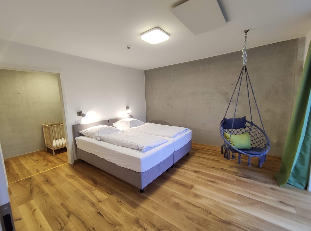 първа спалня (висококачествените пружинни легла могат да бъдат разделени)