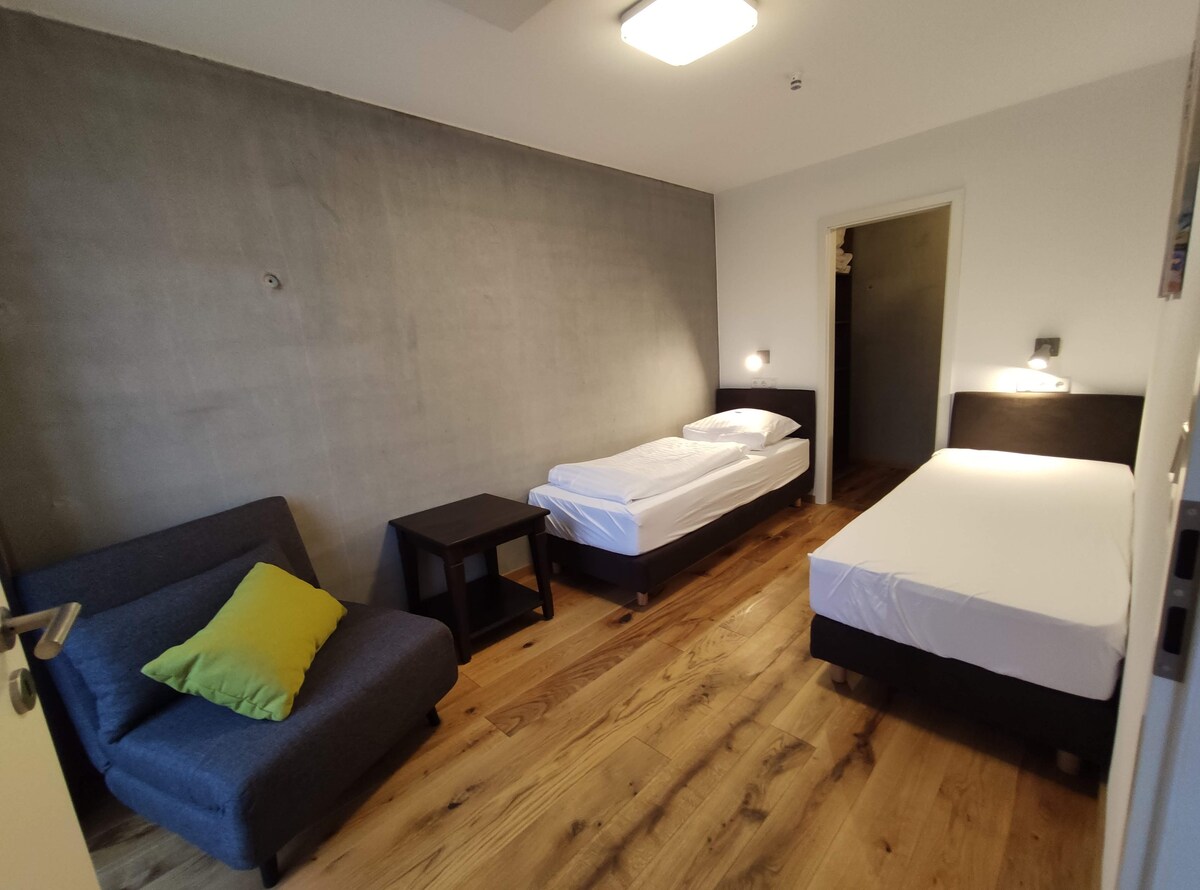 втора спалня с дрешник и висококачествени легла