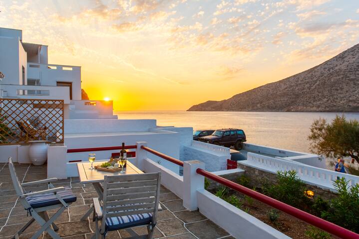 Sunset Multifunctional House on Kamares Bay gallery image 3