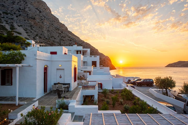 Sunset Multifunctional House on Kamares Bay