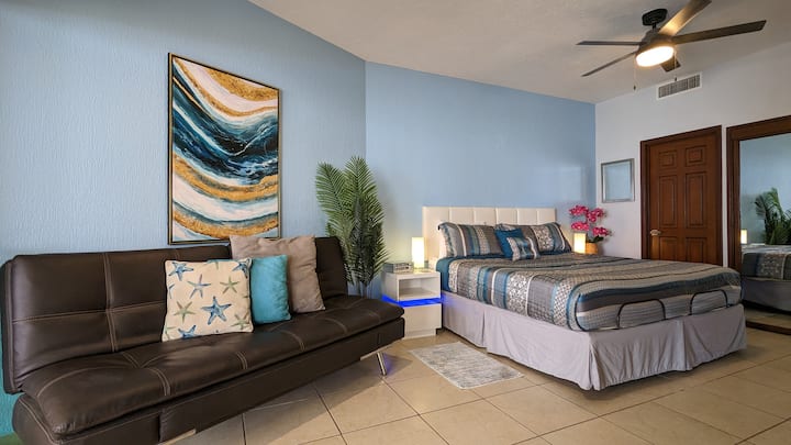 Основна спалня със самостоятелен балкон с изглед към океана и диван/разтегателен диван, в случай че е необходимо допълнително място за спане.  Също така супер удобен матрак Tuft and Needle за страхотен нощен сън.