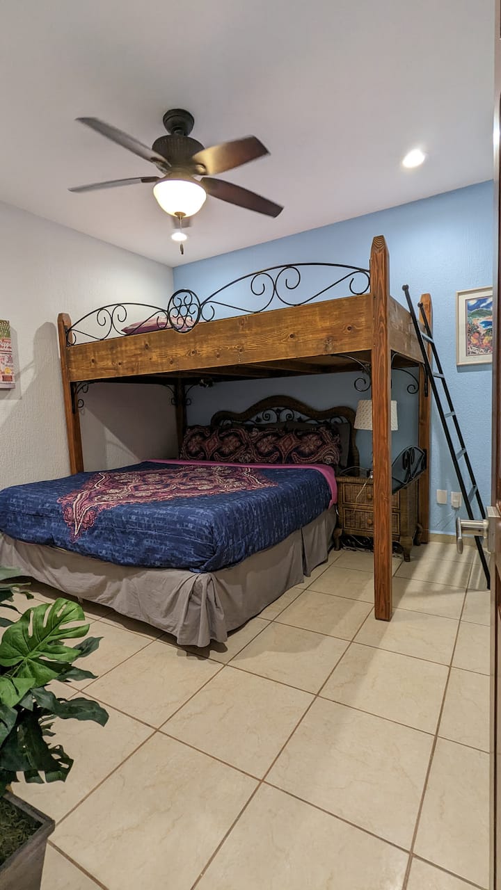 Удобни двойни и горни двуетажни легла във втората спалня.