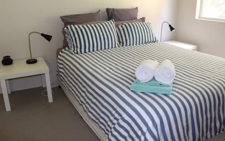 Kitanda aina ya Queen chini ya ghorofa