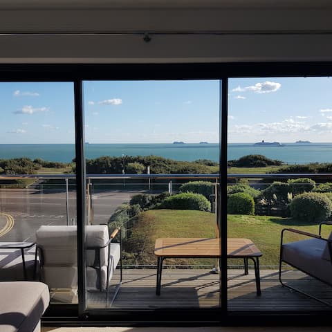 Luxury OceanView House close to shops,cafes,beach