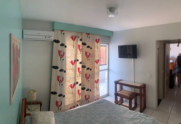 配有双人床和空调的套房