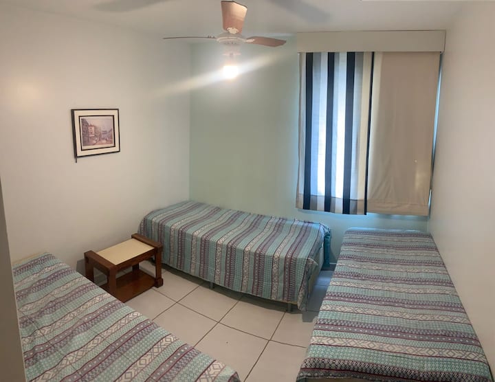 套房配有3张单人床和风扇