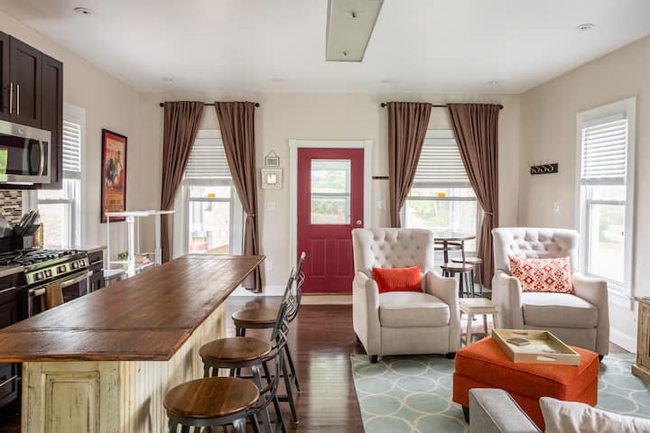 The Bell Bungalow - Trendy/convenient Location - Kansas City, MO