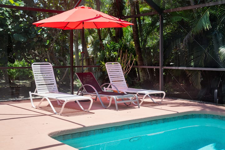 Walk to Private Beach, Luxury Park Shore Pool Home