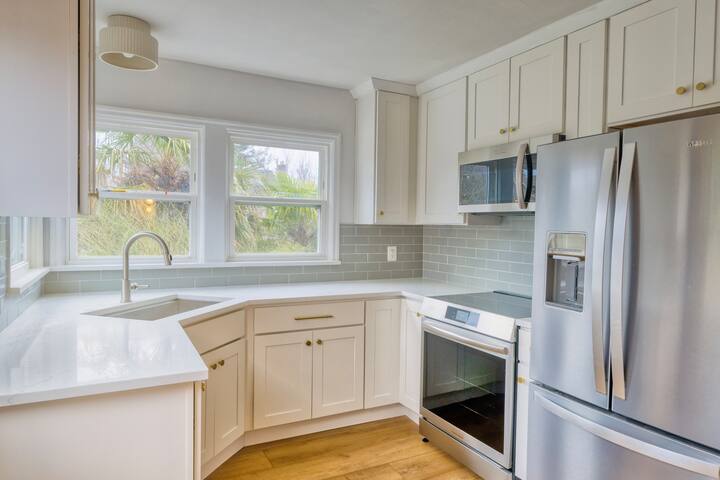 Two Palms: Spacious, central, remodeled 5bd beauty gallery image 3