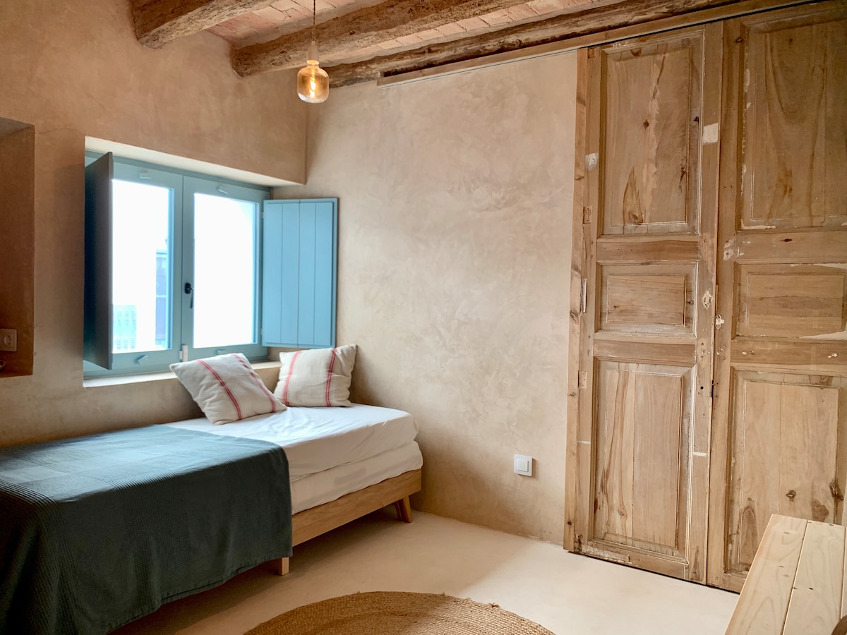 סלון למטה עם שתי כניסות (פעם אחת מחובר למטבח ודלת הזזה המתחברת לאזור מכונת הכביסה). 
- ספה
- בגול עם משחקי קופסה:
שחמט, מדבקה, אווז, אונו, קלאסק וכו '. 
