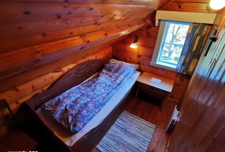 Bedrom nr. 3.  Seng 200x75  cm. Stikkontakt ved sengen. Denne sengen har også en skuff under med en ekstra skumgummimadrass på 200x75 cm. Lite soverom med lav dørkarme, ta vare på hodet ditt.