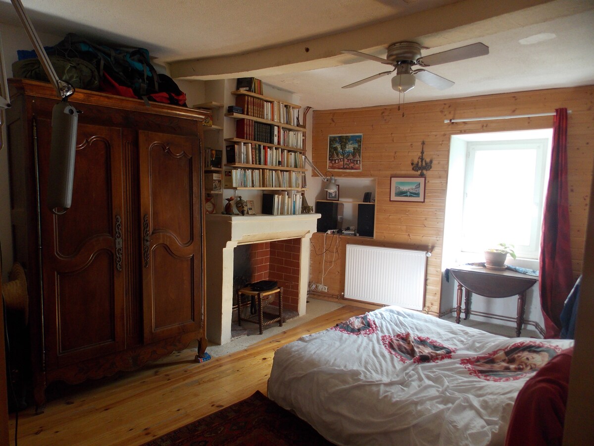 ชั้น 1/ห้องนอน 1/เตียงคู่