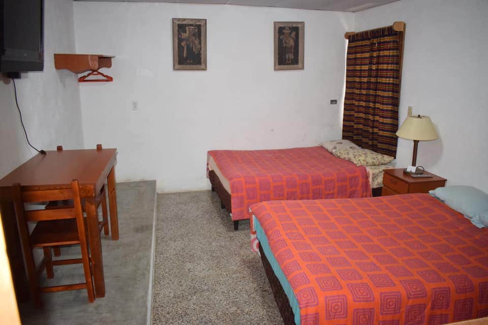 2 מיטות זוגיות רחבות , כיסאות, טלוויזיה בכבלים