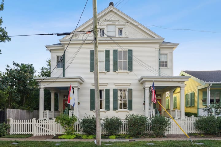 Spacious, in a fantastic area, and very walkable!