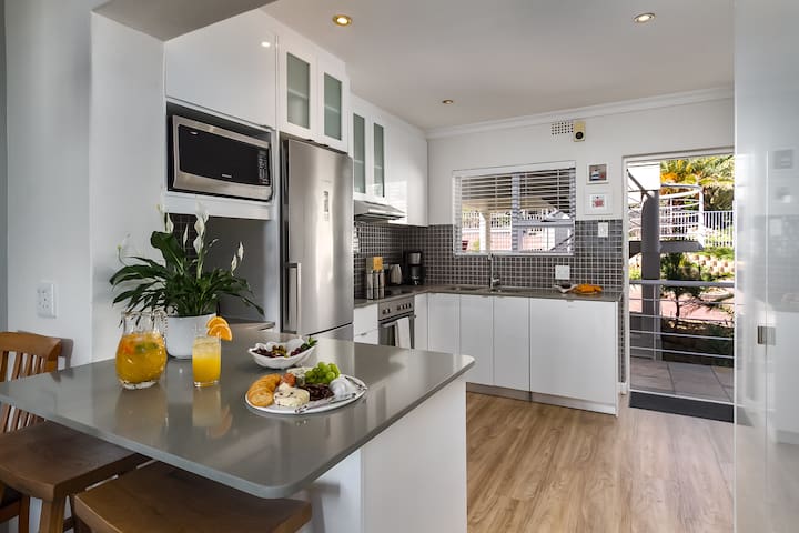 Stunning Ocean & Mountain views – Camps Bay Apt gallery image 5