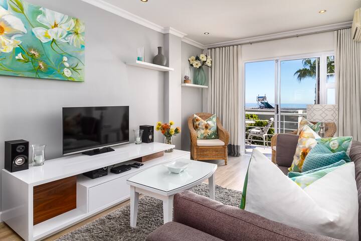 Stunning Ocean & Mountain views – Camps Bay Apt gallery image 2