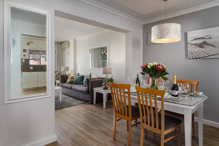 Stunning Ocean & Mountain views – Camps Bay Apt gallery image 3