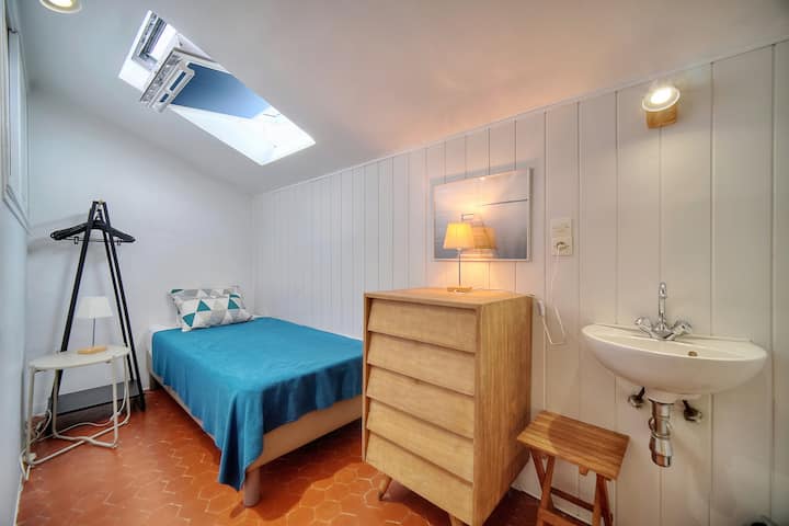 Kleine slaapkamer met 1 bed 90 x 190.