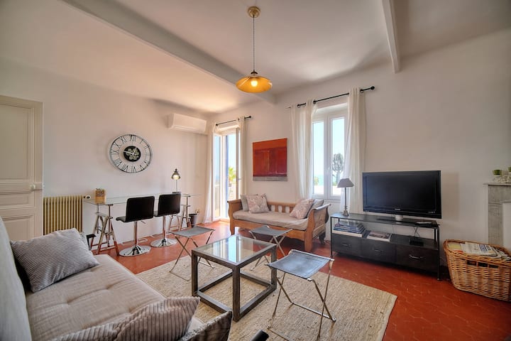 Woonkamer op de eerste verdieping met open haard-tv, bureau
slaapbank 120 x 200