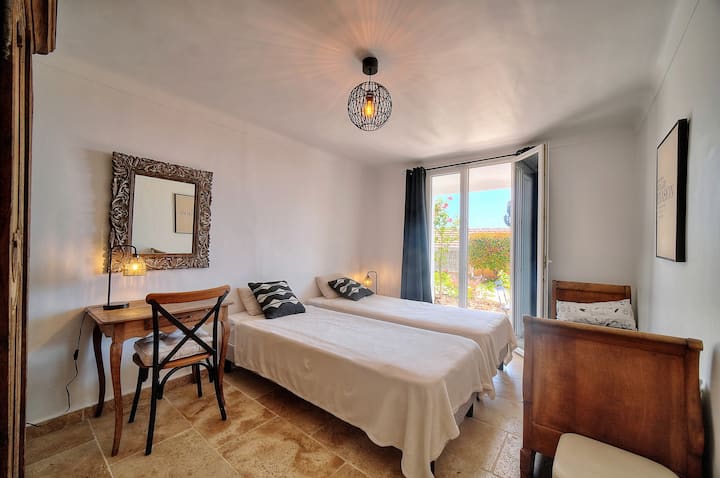 slaapkamer aan de tuin met 2 bedden in 80 x 190