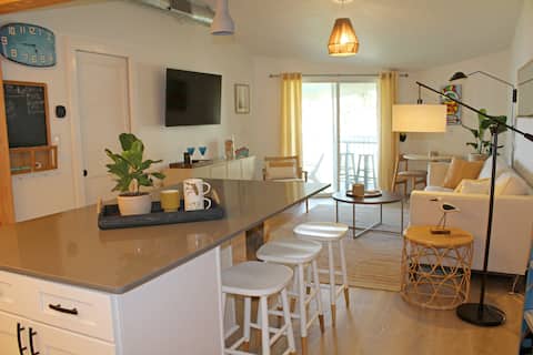 Top Airbnb: Amazing Condo on Bay, Steps from Gulf of America in Gulf Breeze