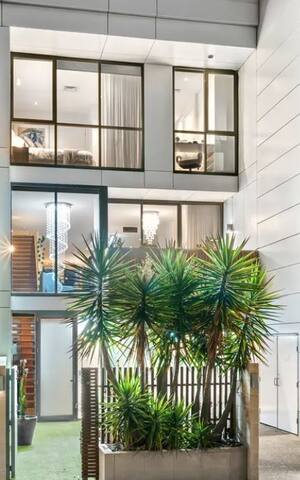 Luxurious Living, The Docklands gallery image 2