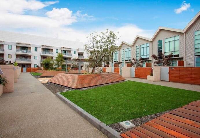 Luxurious Living, The Docklands gallery image 4