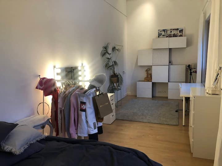 ห้องนอน 1 พร้อมห้องน้ำในตัว ชั้นวางชุดเดรสว่างเปล่าสำหรับเสื้อผ้าของคุณ