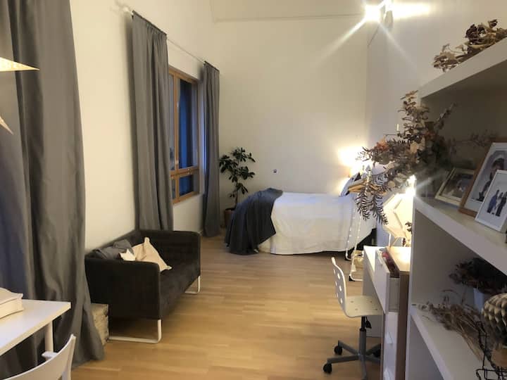 ห้องนอน 2 พร้อมห้องน้ำในตัว ชั้นวางชุดเดรสว่างเปล่าสำหรับเสื้อผ้าของคุณ