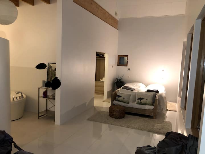 ห้องนอนใหญ่ในห้องสวีท