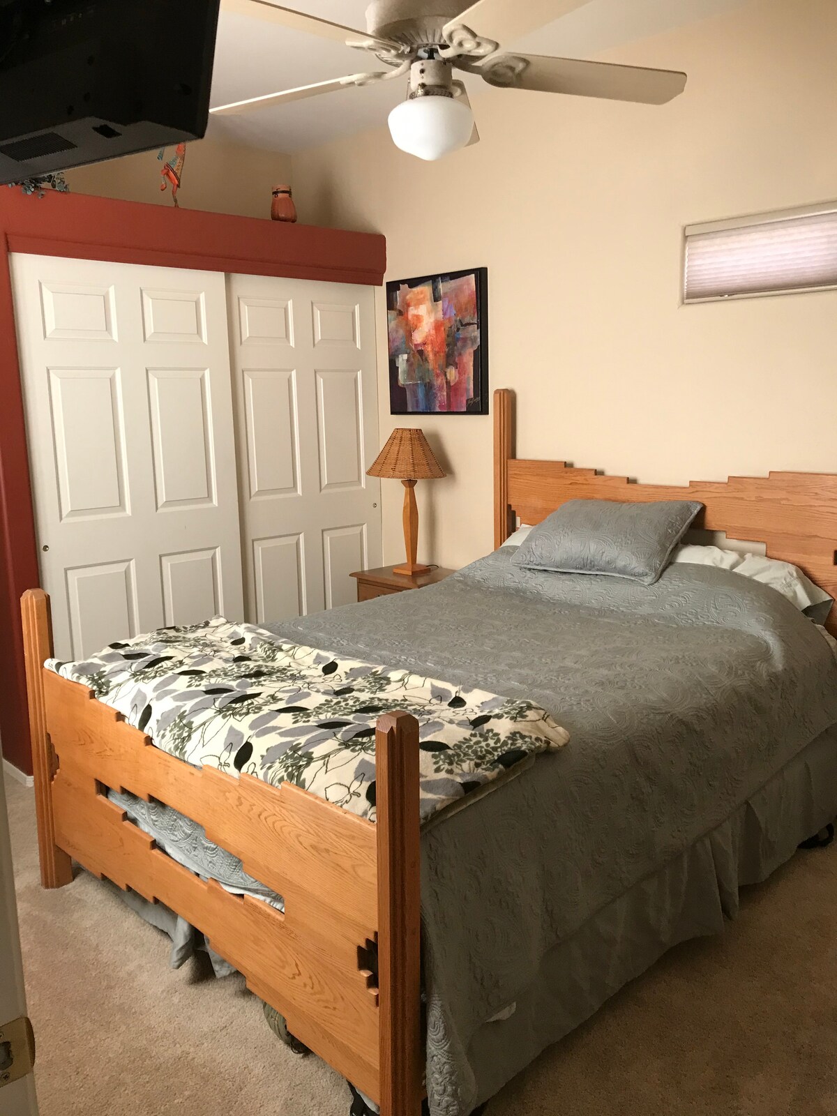 La chambre dispose d'un matelas queen size confortable et de couvertures supplémentaires si nécessaire