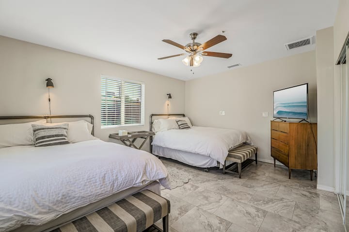 Спалня за втори гост с две двойни легла