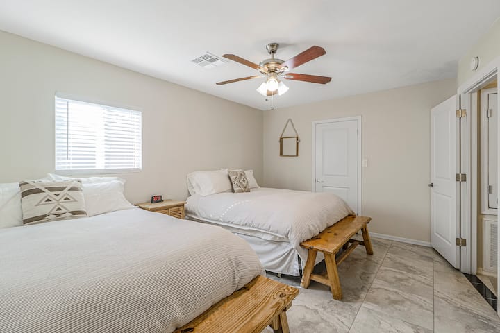 Първа стая за гости с две двойни легла