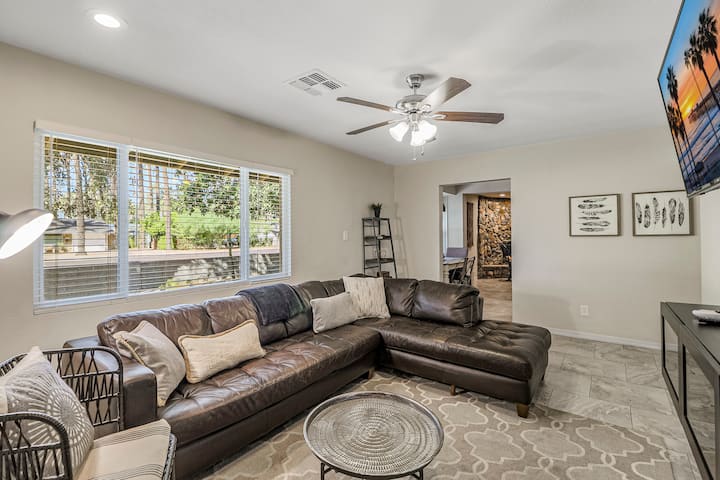 Голяма страхотна стая извън кухнята с достатъчно място за забавление!