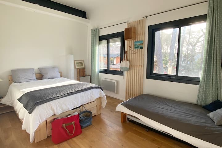 Საძინებელი 1 - 1 საწოლი 140, 2 საწოლი 90 საწოლი (ტრიუკები), 1 ნიჟარა