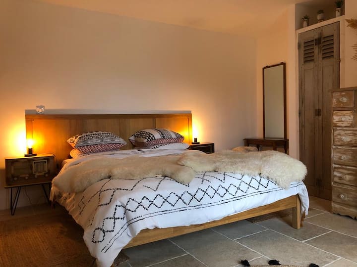 Dormitorio doble, con una gran ducha en suite, que disfruta del acceso directo a la terraza exterior.