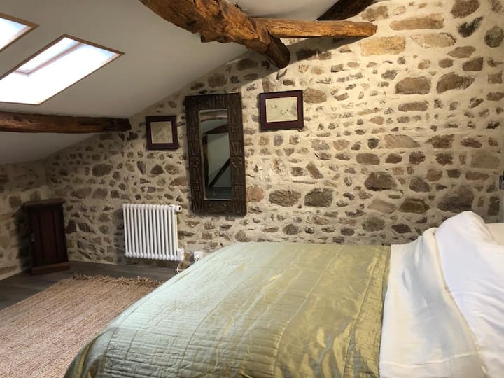 Gran dormitorio doble con ventanas de bajo nivel que permiten largas vistas al campo desde la comodidad de tu cama.