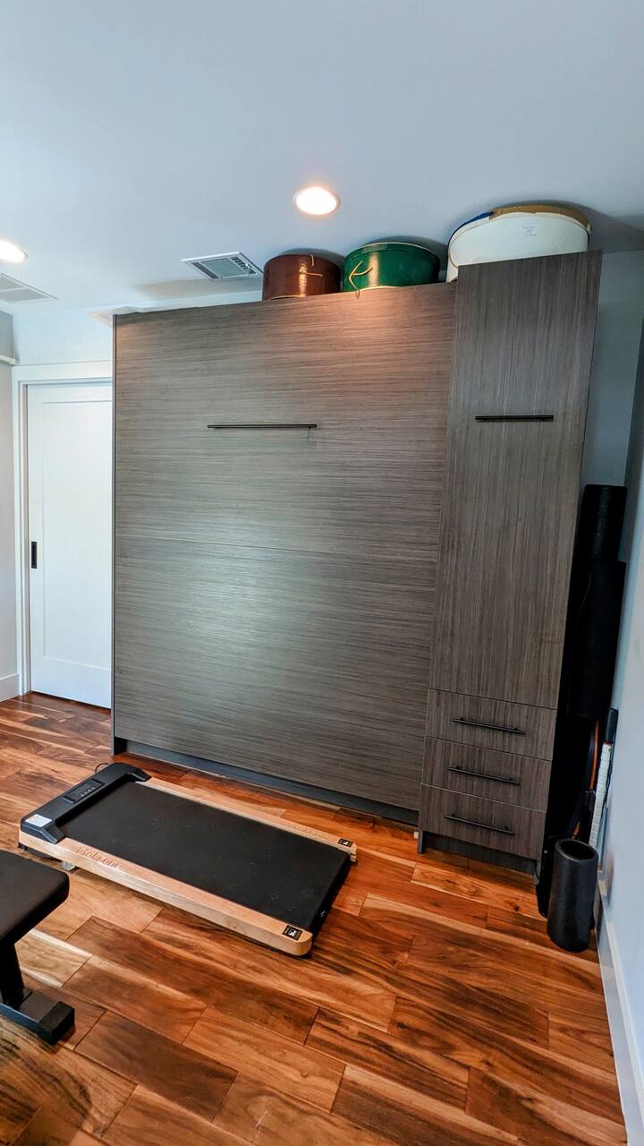 Dormitorio de invitados: cama Murphy y cinta de correr para caminar.