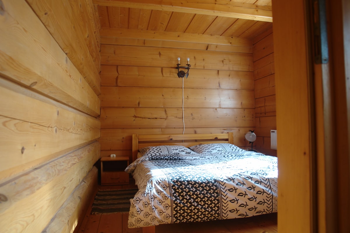 客厅旁边的卧室