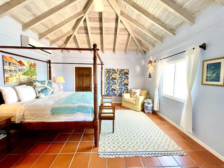 חדר שינה ראשי עם מרפסת פרטית עם חדר רחצה צמוד ומקלחת חיצונית.