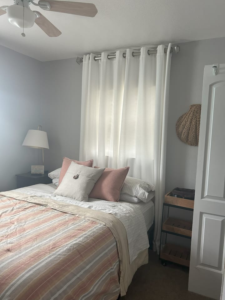 Chumba cha tatu cha kulala kilicho na kitanda aina ya Queen/Televisheni mahiri/kabati kamili/ kifua /feni ya dari