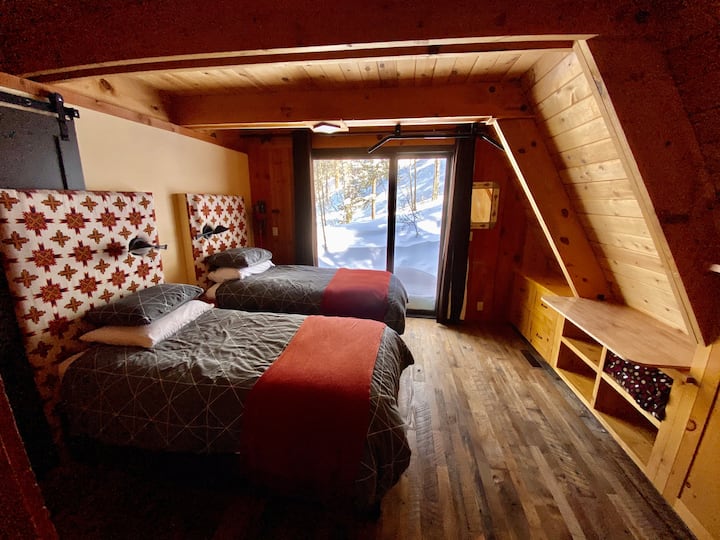 ห้องนอนที่ 3 มีเตียงแฝด 2 หลังและอ่างอาบน้ำครึ่งหนึ่ง