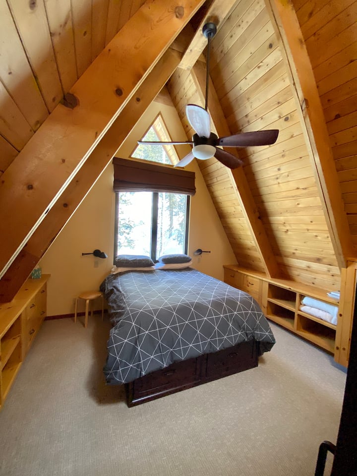 ห้องนอนใหญ่มีเตียงควีนไซส์และห้องน้ำเต็มรูปแบบ