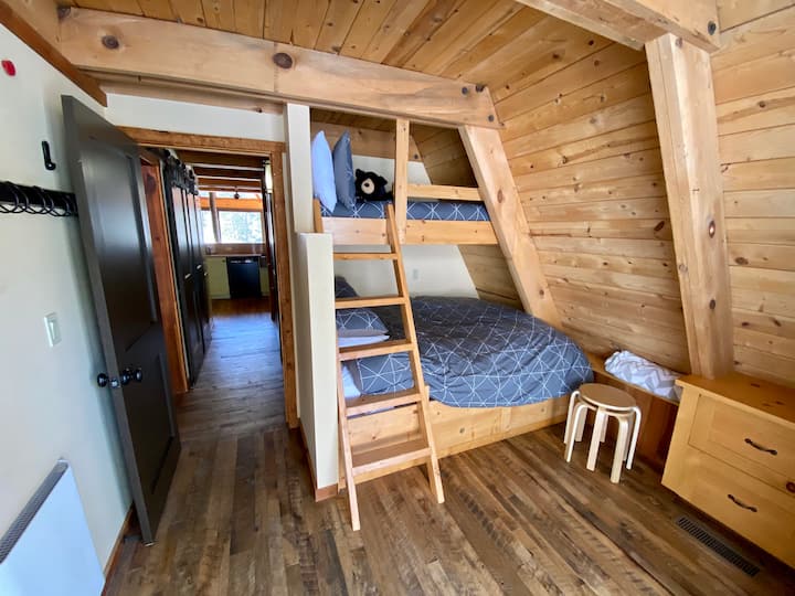 ห้องนอน 2 ชั้นล่างพร้อมเตียงควีนไซส์และห้องใต้หลังคาสำหรับเด็ก
